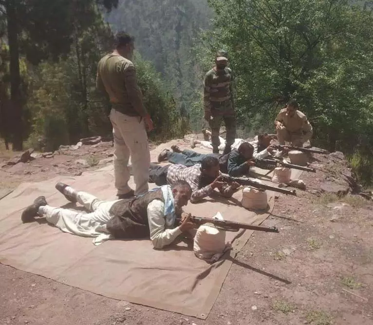 पुलिस ने Kishtwar में ग्राम रक्षा गार्डों से नियमित अभ्यास करने को कहा पुलिस ने Kishtwar में ग्राम रक्षा गार्डों से नियमित अभ्यास करने को कहा