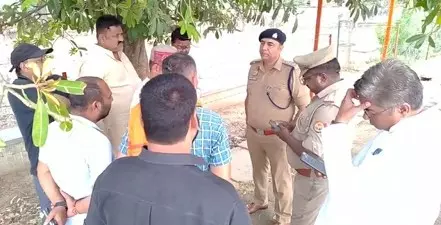 छात्रा की आत्महत्या मामला, सड़क पर उतरे लोग, प्रभारी को निलंबित करने की उठाई मांग छात्रा की आत्महत्या मामला, सड़क पर उतरे लोग, प्रभारी को निलंबित करने की उठाई मांग