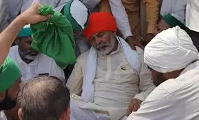Muzaffarnagar: किसान महापंचायत में तबीयत बिगड़ने से राकेश टिकैत अस्पताल पहुंचे Muzaffarnagar: किसान महापंचायत में तबीयत बिगड़ने से राकेश टिकैत अस्पताल पहुंचे