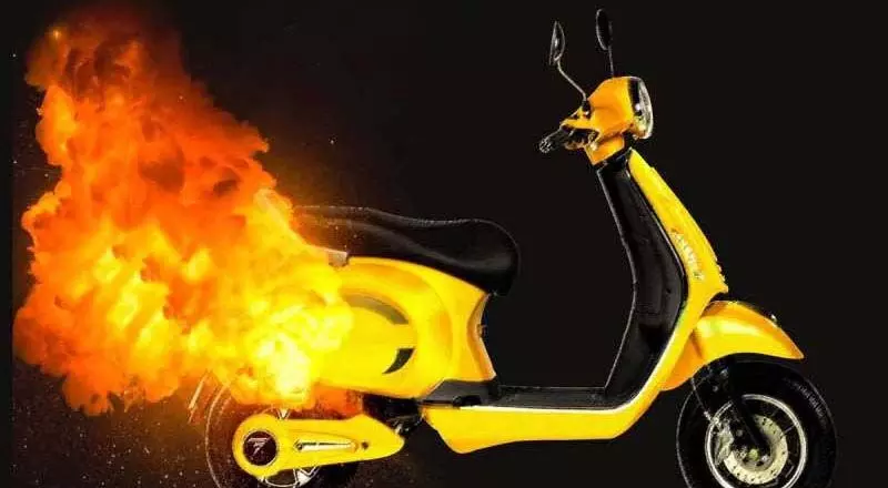 चार्जिंग करते वक्त स्कूटी की बैटरी में ब्लास्ट, तीन स्कूटर राख चार्जिंग करते वक्त स्कूटी की बैटरी में ब्लास्ट, तीन स्कूटर राख
