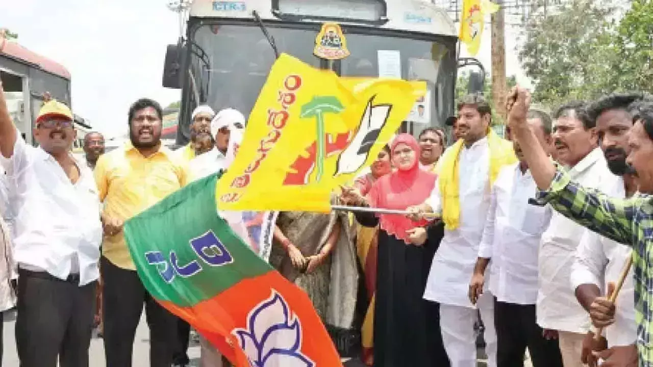 MLA ने लोगों को अमरावती ले जाने के लिए बसों को हरी झंडी दिखाई MLA ने लोगों को अमरावती ले जाने के लिए बसों को हरी झंडी दिखाई