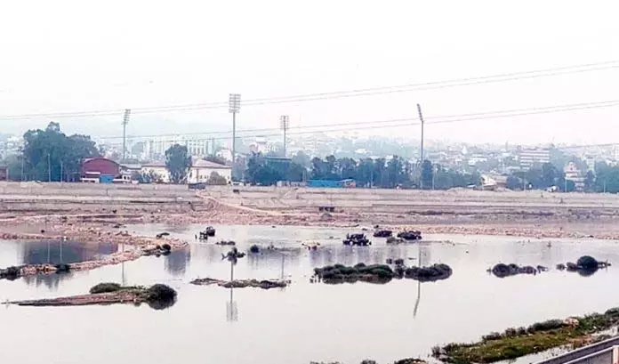 Jammu: हाईकोर्ट के प्रतिबंध के बावजूद तवी में अवैध खनन जारी Jammu: हाईकोर्ट के प्रतिबंध के बावजूद तवी में अवैध खनन जारी