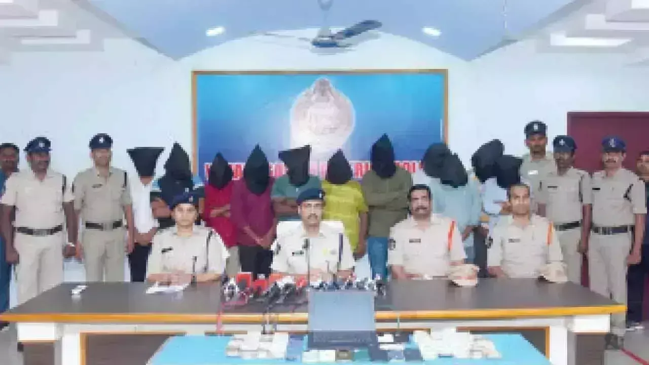 Andhra: ऑनलाइन सट्टेबाजी रैकेट का भंडाफोड़, 11 गिरफ्तार Andhra: ऑनलाइन सट्टेबाजी रैकेट का भंडाफोड़, 11 गिरफ्तार