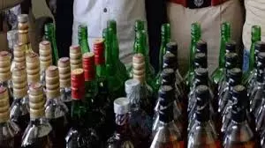 Uttar Pradesh: 86 लीटर अवैध शराब के साथ पकड़ी गईं 6 महिलाएं Uttar Pradesh: 86 लीटर अवैध शराब के साथ पकड़ी गईं 6 महिलाएं