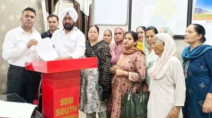 Jammu: टोनी ने रानी बाग के विस्थापित परिवारों के शीघ्र पुनर्वास की मांग की Jammu: टोनी ने रानी बाग के विस्थापित परिवारों के शीघ्र पुनर्वास की मांग की