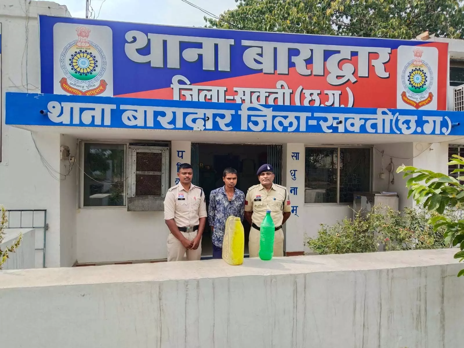 CG: 28 लीटर कच्ची महुआ शराब के साथ दो आरोपी गिरफ्तार CG: 28 लीटर कच्ची महुआ शराब के साथ दो आरोपी गिरफ्तार