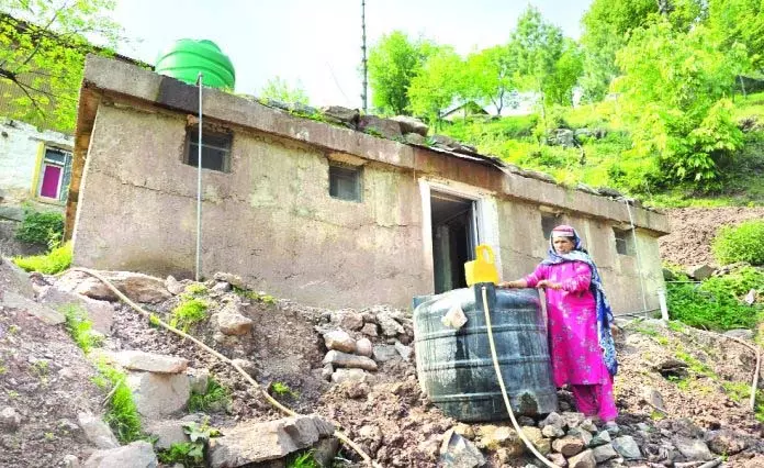 Jammu: उरी में असहज शांति, लोग आशंकित Jammu: उरी में असहज शांति, लोग आशंकित