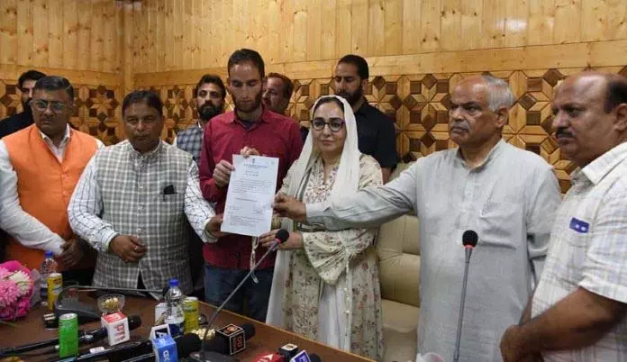 Jammu: दरख्शां ने शहीद के भाई को नियुक्ति पत्र दिया Jammu: दरख्शां ने शहीद के भाई को नियुक्ति पत्र दिया