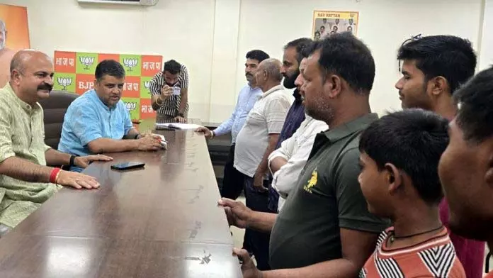 युद्धवीर सेठी-सुरिंदर भगत ने BJP कार्यालय में लगाया जनता दरबार युद्धवीर सेठी-सुरिंदर भगत ने BJP कार्यालय में लगाया जनता दरबार