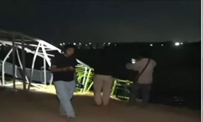 Cuttack में पुल निर्माण के दौरान क्रेन गिरने से 3 की मौत, 2 की हालत गंभीर Cuttack में पुल निर्माण के दौरान क्रेन गिरने से 3 की मौत, 2 की हालत गंभीर