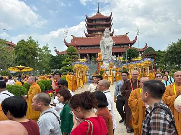 थान टैम पैगोडा में एक लाख से अधिक श्रद्धालुओं ने भगवान Buddha के अवशेषों को दी श्रद्धांजलि थान टैम पैगोडा में एक लाख से अधिक श्रद्धालुओं ने भगवान Buddha के अवशेषों को दी श्रद्धांजलि