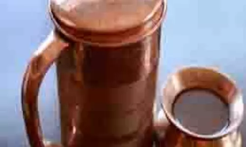 Health: जानें तांबे के बर्तन में पानी पीने के स्वास्थ्य लाभ Health: जानें तांबे के बर्तन में पानी पीने के स्वास्थ्य लाभ