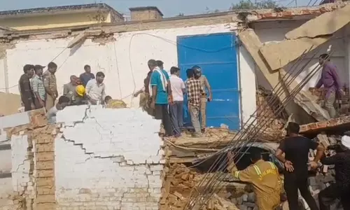 Fatehpur: बिल्डिंग निर्माण में बड़ी चूक, ढहने से मजदूर दबे, महिला की जान गई Fatehpur: बिल्डिंग निर्माण में बड़ी चूक, ढहने से मजदूर दबे, महिला की जान गई