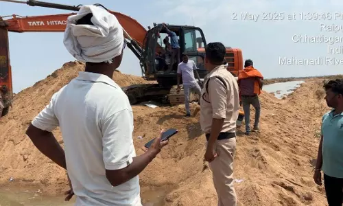 महानदी के रेत घाट से हाईवा और माउंटेन मशीन जब्त