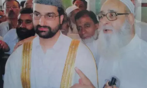 Mirwaiz Umar ने दिवंगत मौलाना मुबारक मुबारकी को श्रद्धांजलि दी