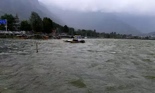 Srinagar, डल झील में नाव पलटी, एक को बचाया, दूसरा लापता, तलाश जारी