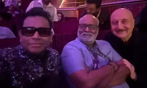 एआर रहमान और एमएम कीरावानी संग वेव्स में पहुंचे अनुपम खेर, पोज देते नजर आए अभिनेता
