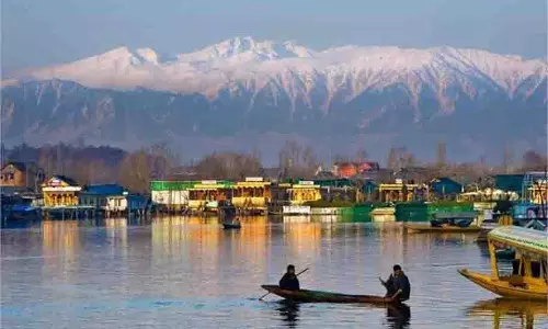 Jammu-Kashmir: डल झील में शिकारा पलटा, मची अफरा-तफरी
