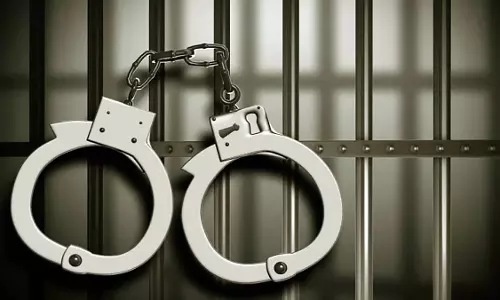 युवक को दबोचा, पुलिस को देखकर घबराया फिर फ्लाईओवर से कूदा