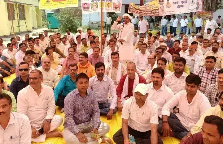 Ballia: शिक्षक 15 सूत्रीय मांगों को लेकर गरजे, डीएम को सौंपा ज्ञापन Ballia: शिक्षक 15 सूत्रीय मांगों को लेकर गरजे, डीएम को सौंपा ज्ञापन