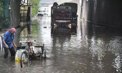 Delhi: कुछ घंटों की बारिश से राष्ट्रीय राजधानी ठप्प Delhi: कुछ घंटों की बारिश से राष्ट्रीय राजधानी ठप्प