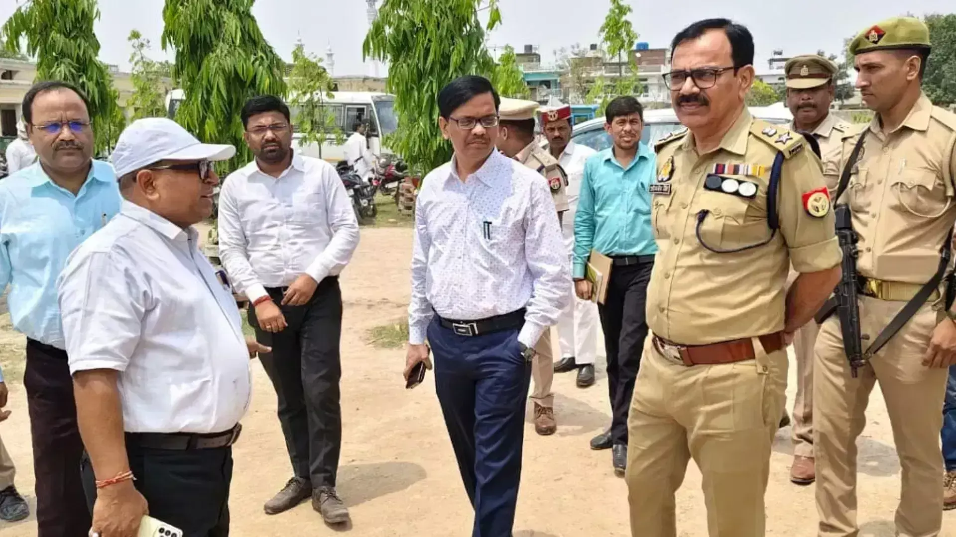 Ballia: मनियर नगर पंचायत उपचुनाव: पोलिंग पार्टियां बूथों के लिए रवाना Ballia: मनियर नगर पंचायत उपचुनाव: पोलिंग पार्टियां बूथों के लिए रवाना