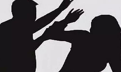 सड़क पर चल रही युवती से छेड़छाड़: ​​बाइक सवार के खिलाफ शिकायत दर्ज