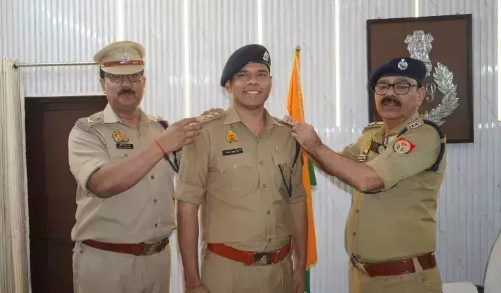 Ballia: पुलिस अधीक्षक ने परेड की ली सलामी, नए क्षेत्राधिकारी को पहनाया स्टार