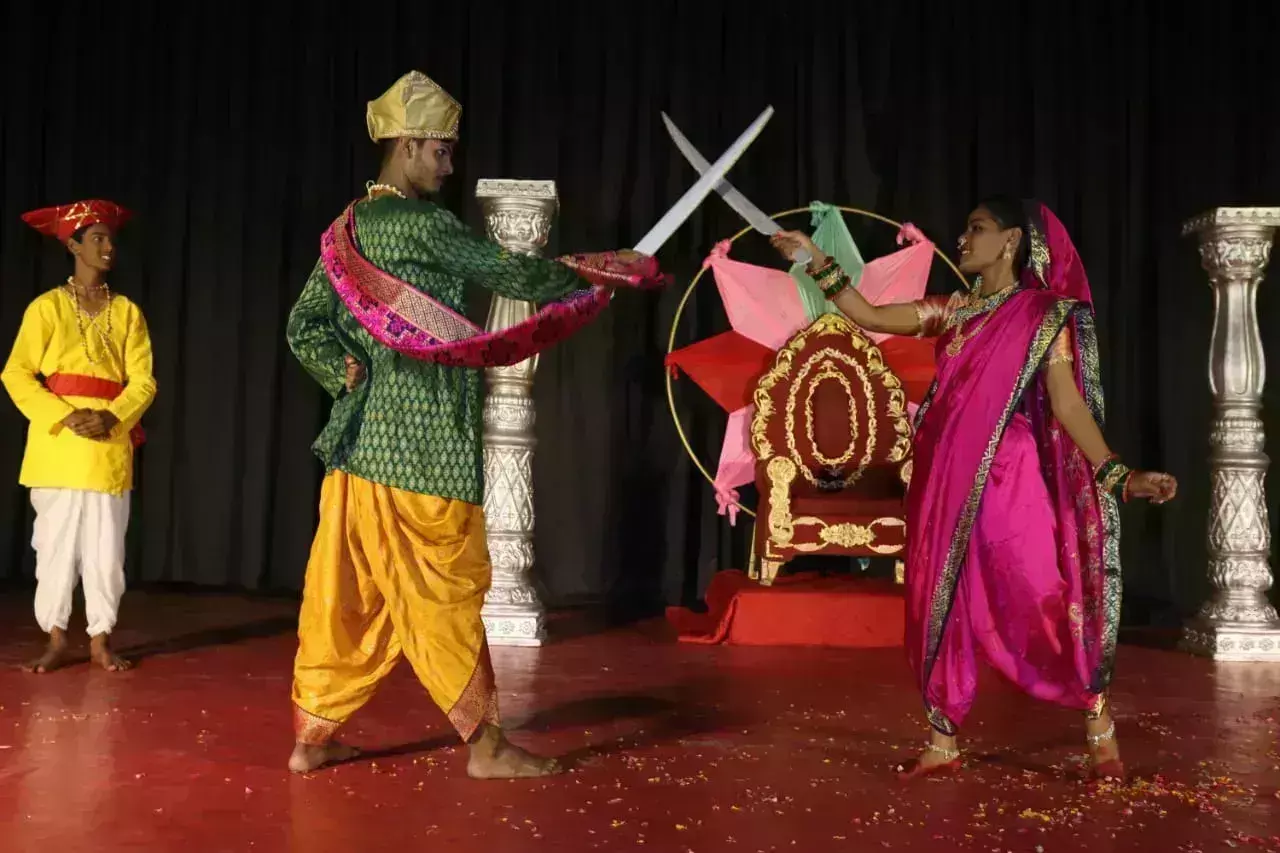 Ballia में ‘कर्मयोगिनी’ नाटक में अहिल्याबाई होल्कर की गाथा का जीवंत प्रदर्शन