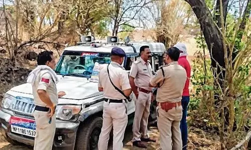 व्यक्ति पर अपने दो बेटों की हत्या और पत्नी की गला घोंटकर हत्या करने का प्रयास करने का मामला दर्ज