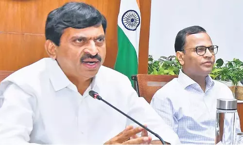 Ponguleti Srinivas Reddy ने कहा- अयोग्य इंदिराम्मा आवास लाभार्थियों को सहायता से वंचित होना पड़ेगा