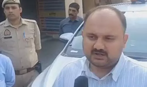 Hapur: घूसकांड मामले में डीएम की कार्रवाई, तीन कर्मचारी बर्खास्त Hapur: घूसकांड मामले में डीएम की कार्रवाई, तीन कर्मचारी बर्खास्त