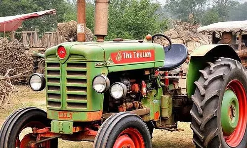 ट्रैक्टर के पलटने से 8 वर्षीय बच्चे की कुचलकर मौत