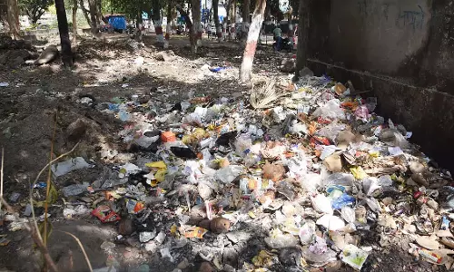 जेपी अस्पताल में आगंतुकों का स्वागत कूड़े और पान के दागों से हुआ जेपी अस्पताल में आगंतुकों का स्वागत कूड़े और पान के दागों से हुआ