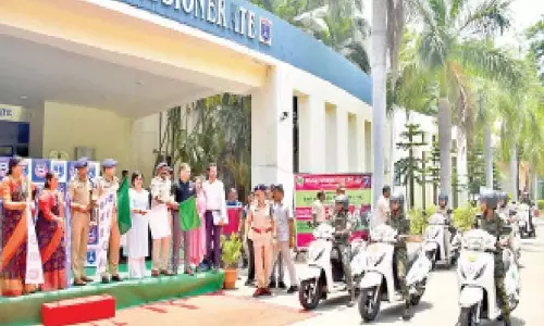 साइबराबाद पुलिस आयुक्त ने SHE टीम के वाहनों को हरी झंडी दिखाई