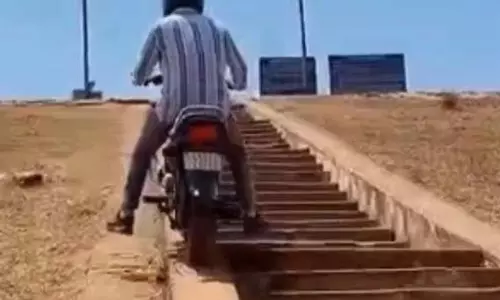 पट्टी के सहारे 55 फीट ऊंचे बांध में चढ़ाई बाइक पट्टी के सहारे 55 फीट ऊंचे बांध में चढ़ाई बाइक