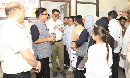 Bareilly: डीएम का 300 बेड अस्पताल में छापा, ओपीडी में प्रशिक्षु चिकित्सकों की मिली तैनाती Bareilly: डीएम का 300 बेड अस्पताल में छापा, ओपीडी में प्रशिक्षु चिकित्सकों की मिली तैनाती
