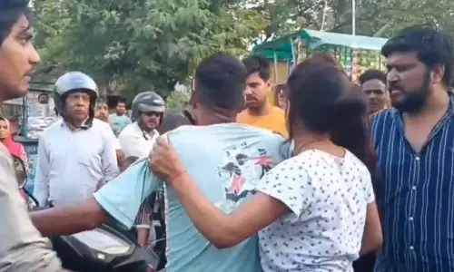 सड़क पर हाई वोल्टेज ड्रामा, मां ने बेटे को प्रेमिका के साथ पकड़ा, फिर...