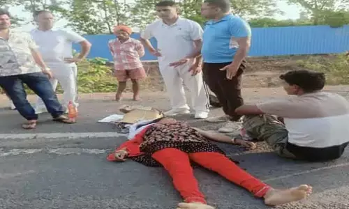 बुलेट को तेज रफ्तार बस ने लिया चपेट, महिला टीचर की मौत