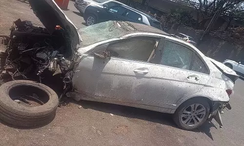 Pune : नशे में धुत 4 युवकों के साथ तेज रफ्तार मर्सिडीज ने वडगांव ब्रिज पर बाइकर को मार डाला Pune : नशे में धुत 4 युवकों के साथ तेज रफ्तार मर्सिडीज ने वडगांव ब्रिज पर बाइकर को मार डाला