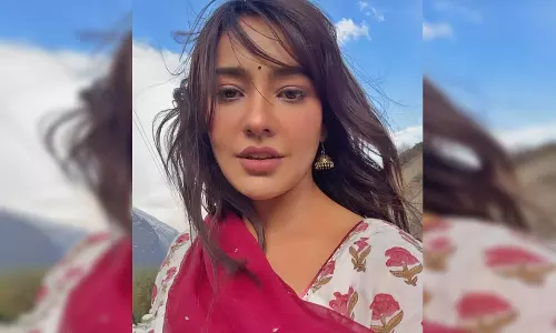 संजोग का शूट खत्म होते ही नेहा शर्मा ने फैंस से पूछा दिलचस्प सवाल, आप किस टीम में हो?