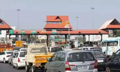 टोल माफ किया जाना चाहिए और यदि कतार 100 मीटर से अधिक हो तो वाहनों को गुजरने दिया जाना चाहिए - HC टोल माफ किया जाना चाहिए और यदि कतार 100 मीटर से अधिक हो तो वाहनों को गुजरने दिया जाना चाहिए - HC