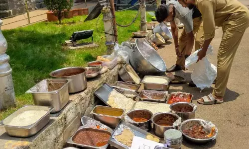 त्रिशूर में होटलों से बासी खाना जब्त त्रिशूर में होटलों से बासी खाना जब्त