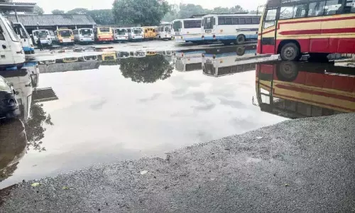 पुनालुर KSRTC बस स्टैंड पर जलभराव नहीं हो रहा है; यात्री संकट में
