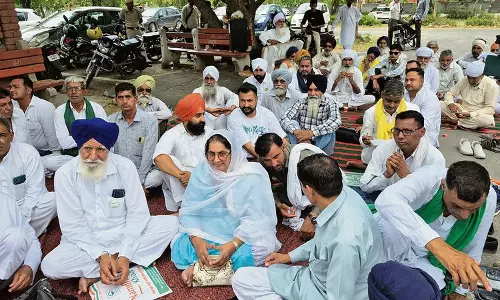 Sirsa के किसानों ने भाखड़ा नहर का पानी छोड़ने की मांग को लेकर प्रदर्शन