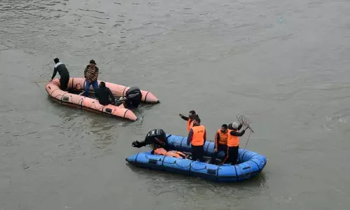 Jammu: नाव पलटने के बाद लापता युवक का शव डल झील से बरामद Jammu: नाव पलटने के बाद लापता युवक का शव डल झील से बरामद