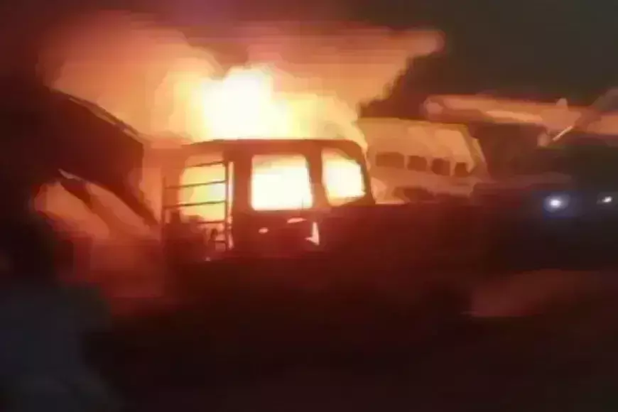 Palamu: अपराधियों ने क्रशर प्लांट की पोकलेन मशीन में लगाई आग, मचा हड़कंप Palamu: अपराधियों ने क्रशर प्लांट की पोकलेन मशीन में लगाई आग, मचा हड़कंप
