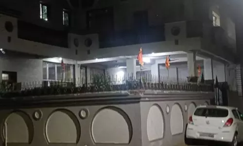 West Singhbhum: खैनी ब्रांड से जुड़े व्यापारियों के परिसरों पर छापेमारी, जांच जारी West Singhbhum: खैनी ब्रांड से जुड़े व्यापारियों के परिसरों पर छापेमारी, जांच जारी