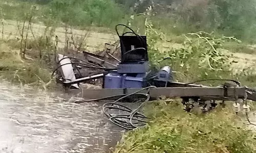 Haryana : बारिश से क्षेत्र में बिजली के खंभे गिरे, गेहूं की बोरियां भीगीं Haryana : बारिश से क्षेत्र में बिजली के खंभे गिरे, गेहूं की बोरियां भीगीं