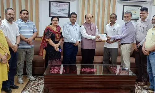 Haryana :  केयू कुलपति ने बीमार प्रोफेसर को 3.80 लाख रुपये की चिकित्सा सहायता सौंपी